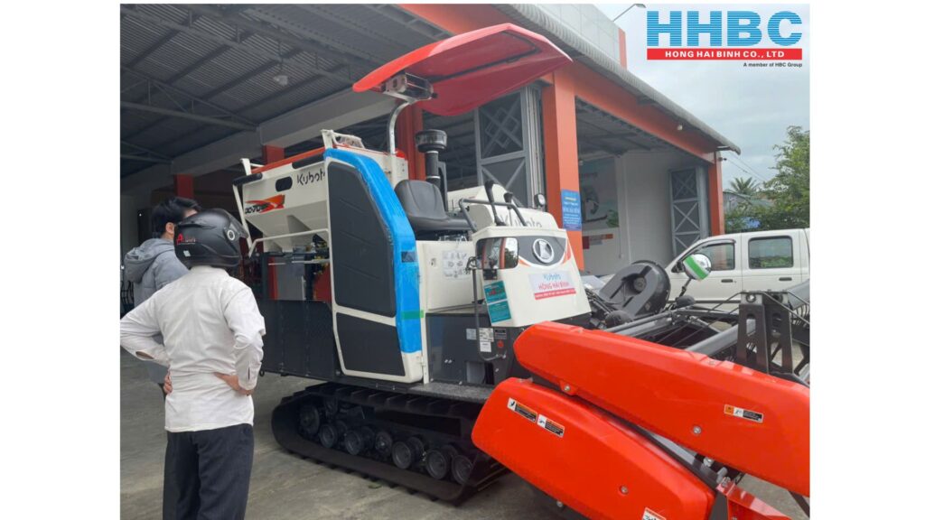 Khách tham quan máy gặt DC70PRO tại HHBC