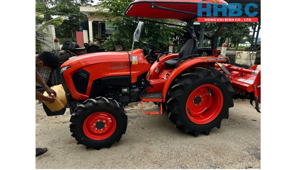 Bàn giao máy kéo L4028 và dàn xới KRX176 đến khách hàng