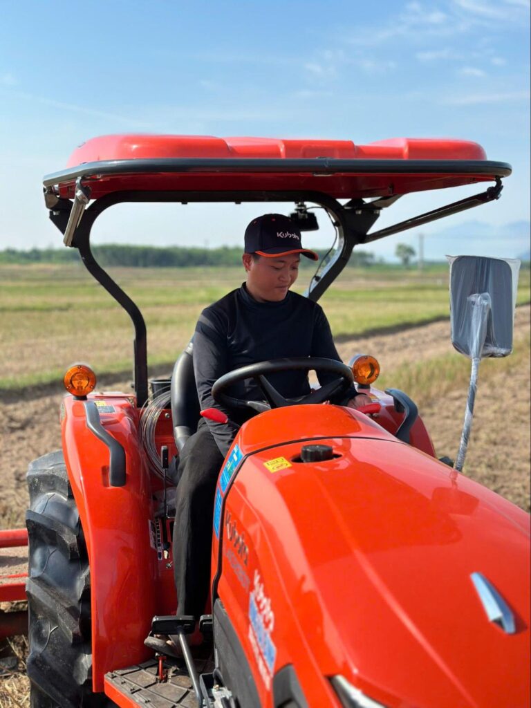 Người dùng chạy thực tế máy kéo Kubota L4028