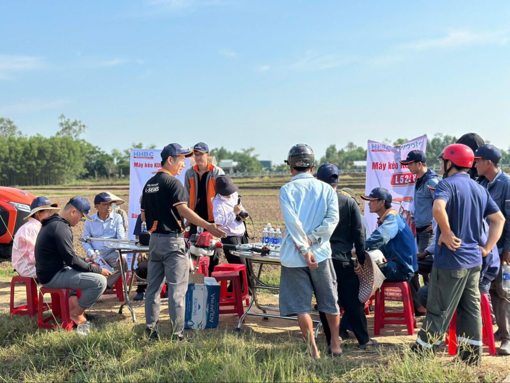 Người dân xem máy Kubota L4028 tại đồng ở Tịnh Hà, Sơn Tịnh