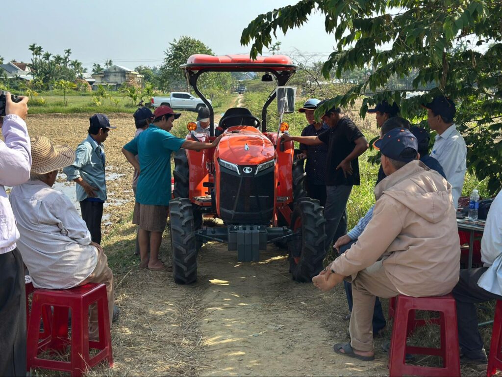 Người dùng xem trực tiếp tại đồng ruộng khu vực Mộ Đức, Quảng Ngãi