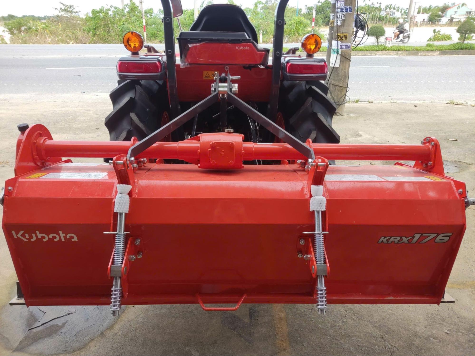 Máy kéo Kubota L4028 kết hợp với dàn xới KRX 176