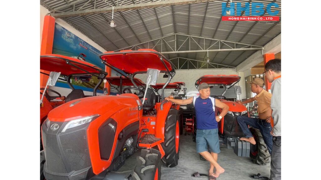 Khách hàng ghé xem máy trực tiếp tại showroom HHBC