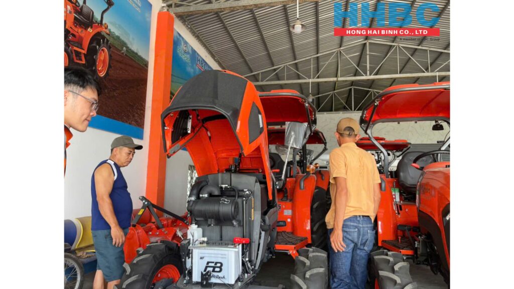 Khách hàng ghé xem máy trực tiếp tại HHBC