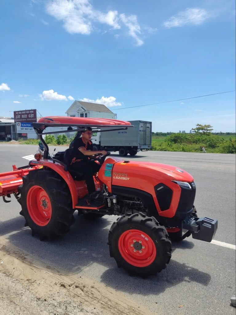 Hình ảnh máy kéo Kubota L5228DT - phù hợp với diện tích canh tác lớn