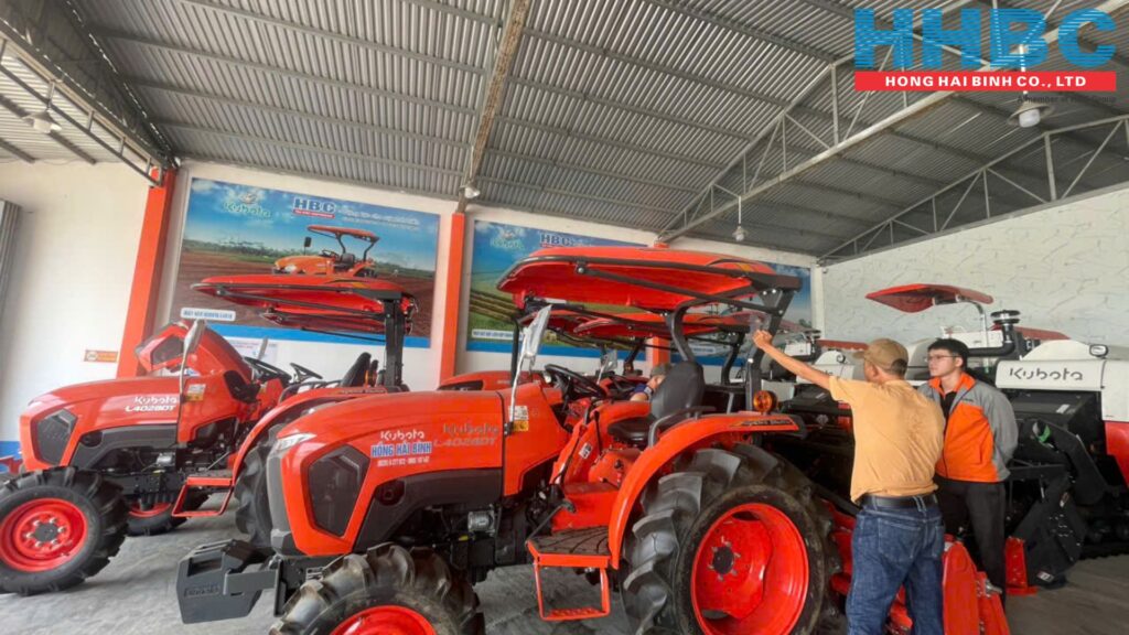 Khách hàng thăm quan máy kéo Kubota L4028DT tại HHBC