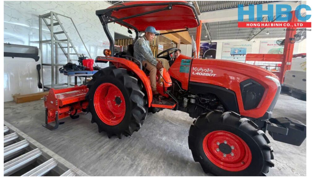 Khách hàng thăm quan máy kéo Kubota L4028DT tại HHBC