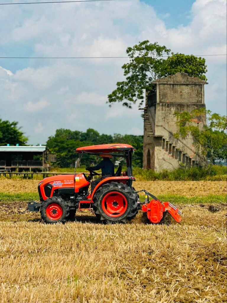 Hình ảnh khách hàng sử dụng máy kéo L4028DT và dàn xới Kubota tại Quảng Nam