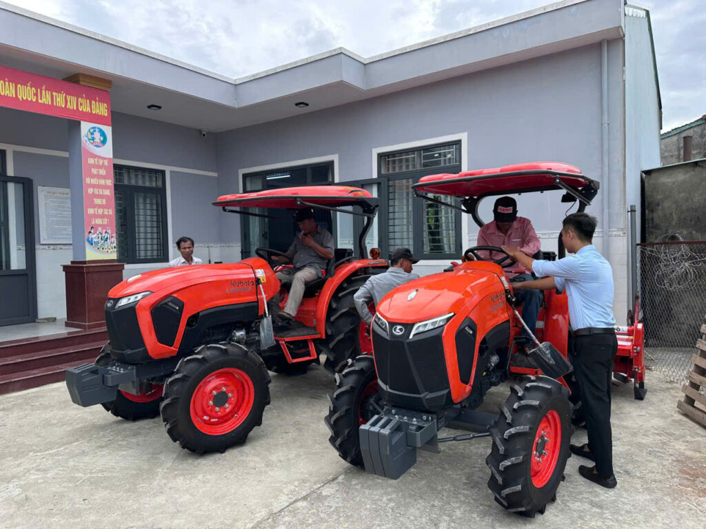 Hình ảnh máy kéo L4028DT và máy kéo L5228DT tại hội thảo của HHBC
