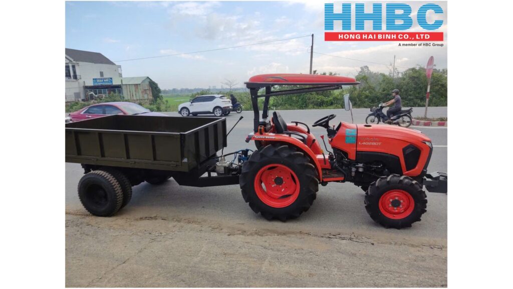 Bàn giao máy kéo Kubota L4028DT kèm romooc phục vụ sản xuất