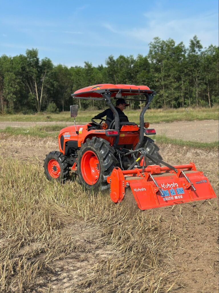 Hình ảnh khách hàng sử dụng máy kéo Kubota L4028DT và dàn xới KRX 176 tại Quảng Ngãi
