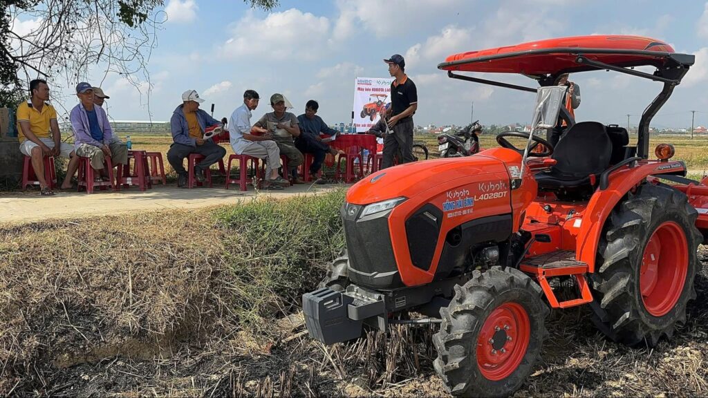 Hình ảnh máy kéo Kubota L4028DT - phù hợp hộ gia định, diện tích đất công tác vừa
